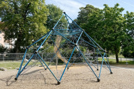 Bild Das Klettergerüst im Cramer-Klett-Park ist bis auf Weiteres gesperrt, da das Spielgerät aufgrund eines Vandalismusschadens nicht mehr verkehrssicher ist.