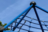 Bild Die Seilverankerung im oberen Teil des Geräts wurde mutwillig aus der Verankerung herausgebrochen, sodass beim Spielen Verletzungsgefahr besteht.