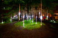 Bild „Die Blaue Nacht - Nachtschwärmer“, Kunstinstallation in der Stadtbibliothek zur Blauen Nacht.