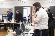 Bild Katastrophenschutz-Vollübung "Black Noris 2026": Am Samstag, 25. April 2026, haben rund 950 Einsatzkräfte in der Stadt Nürnberg das gemeinsame Vorgehen bei einem fiktiven flächendeckenden Stromausfall geprobt. In der Führungsgruppe Katastrophenschutz (FüGK), der auch Oberbürgermeister Marcus König (links) und Bürgermeister Christian Vogel (Mitte) angehören, koordiniert ein Polizeibeamter telefonisch Abläufe.