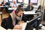 Bild Katastrophenschutz-Vollübung "Black Noris 2026": Am Samstag, 25. April 2026, haben rund 950 Einsatzkräfte in der Stadt Nürnberg das gemeinsame Vorgehen bei einem fiktiven flächendeckenden Stromausfall geprobt. Am Bürgertelefon nimmt eine Mitarbeiterin der Stadtverwaltung in der Feuerwache 1, Reutersbrunnenstraße 63, Anrufe von Mimen entgegen und dokumentiert deren Anliegen.