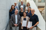 Bild Ein neues duales Studium für Bankkaufleute wurde am Dienstag, 21. Juli 2026, vorgestellt: 
1. Reihe von links) Prof. Dr. Ulrich Fricke (Dekan Fakultät BW), Ilka Horn (stellvertretende Schulleitung der Berufsschule 4), Prof. Dr. Niels Oberbeck (Präsident der Technische Hochschule Nürnberg Georg Simon Ohm). 
2. Reihe (von links): Cornelia Trinkl (Bildungsreferentin der Stadt Nürnberg), Marion Schön (Referentin Duales Studium), Sandra Kaiser-Witt (Berufsbereichsbetreuerin Bankkaufmann/-frau an der B4)
3. Reihe (von links): Ulrike Horneber (Amtsleitung der beruflichen Schulen), Marko Artz (Leiter Servicezentrum Studium), Prof. Dr. Christina Zitzmann (Vizepräsidentin für Bildung).