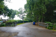 Bild Die kleine Brücke im Volkspark Dutzendteich wird überwiegend von Fußgängern und Radfahrern sowie gelegentlich von Autos genutzt.