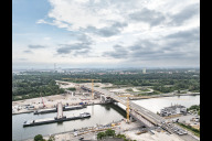 Bild Lückenschluss über dem Main-Donau-Kanal: Am Dienstag, 30. Juni 2026, hat das Projekt Hafenbrücken eine weitere Hürde genommen. Zwei miteinander verzurrte Lastschiffe haben das 520 Tonnen schwere Brückenteil aus Stahl vom Ufer zur neuen Frankenschnellweg-Brücke transportiert.
