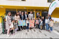 Bild Einweihung des Kindergartens in der Erasmusstraße: Die Kinder freuen sich über ihren neuen Kindergarten und sagen „Danke“ an Schulreferentin Cornelia Trinkl (2.v.li.), Bau- und Planungsreferent Daniel F. Ulrich, Sozialreferentin Elisabeth Ries, WBG KOMMUNAL-Geschäftsführer Ralf Schekira und Oberbürgermeister Marcus König.