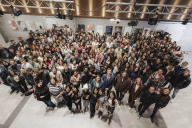 Bild Rund 260 junge Menschen feierten am 6. November 2024 in der Kulturwerkstatt Auf AEG den Start in ihren Freiwilligendienst.