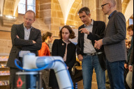 Bild Empfang der regionalen Teams in der Ehrenhalle des Rathauses Wolffscher Bau am Dienstag, 27. Januar 2026, anlässlich des RoboCup 2027 in Nürnberg (von links): Prof. Dr. Tilman Botsch, Vizepräsident Technische Hochschule Nürnberg Georg Simon Ohm, Wirtschafts- und Wissenschaftsreferentin Dr. Andrea Heilmaier, Prof. Dr. Stefan May, Professor für mobile Robotik Technische Hochschule Nürnberg Georg Simon Ohm, und Prof. Dr. Niels Oberbeck, Präsident Technische Hochschule Nürnberg Georg Simon Ohm.