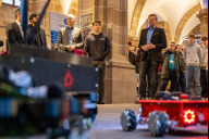 Bild Oberbürgermeister Marcus König (rechts) beim Empfang der regionalen Teams in der Ehrenhalle des Rathauses Wolffscher Bau am Dienstag, 27. Januar 2026, anlässlich des RoboCup 2027 in Nürnberg