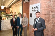 Bild Enthüllten bei der Eröffnung des „Café Arthur im Dokuzentrum“ eine Tafel zum Namensgeber des Cafés (v.l.n.r.): Christian Schadinger, Geschäftsführer der noris inklusion gGmbH, Elisabeth Ries, Referentin für Jugend, Familie und Soziales, Kulturbürgermeisterin Prof. Dr. Julia Lehner und Oberbürgermeister Marcus König.
