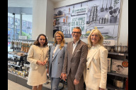 Bild Eröffnung des Pop-up-Stores Fackelmann (von links nach rechts): Wirtschafts- und Wissenschaftsreferentin Dr. Andrea Heilmaier, Saskia Fackelmann, Miteigentümerin Fackelmann GmbH + Co. KG, Thomas Weckerlein, Vorstandsvorsitzender Rudolf Wöhrl SE sowie Ingrid Fackelmann freuen sich über die Eröffnung des Fackelmann-Pop-up-Stores im ehemaligen Kaufhof. (Bild: Florian Ehlert / Stadt Nürnberg)
