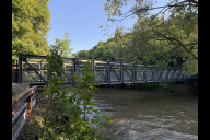 Bild Die neue Fachwerkbrücke aus Metall überspannt die Rednitz in einem Stück – ohne zusätzliche Pfeiler im Wasser.