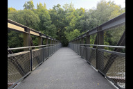 Bild Der Belag der Brücke besteht aus widerstandsfähigen, rutschfesten Bohlen aus glasfaserverstärktem Kunststoff.