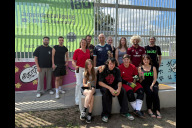 Bild Der Servicebetrieb Öffentlicher Raum Nürnberg (Sör) hat den neuen Soccer-Court an der Fürther Straße fertiggestellt. Am Donnerstag, 9. Juli 2026, übergab Elisabeth Ries, Referentin für Jugend, Familie, Senioren und Soziales, gemeinsam mit Bürgermeister und Erstem Sör-Werkleiter Andreas Krieglstein sowie beteiligten Jugendlichen und dem Jugendbeteiligungsprojekt „laut!“ das neue Areal der Öffentlichkeit (v.l.n.r.).
