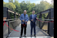 Bild Bürgermeister Christian Vogel und Oberbürgermeister Marcus König gaben den Neuwerksteg offiziell für Fußgängerinnen und Fußgänger sowie Radfahrende frei (v.l.n.r.).