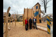 Bild Sör hat den neuen Spielplatz im Regensburger Viertel fertiggestellt. Am Mittwoch, 15. April 2026, eröffnete Sozial- und Jugendreferentin Elisabeth Ries gemeinsam mit Wolf Opitsch, Technischer Leiter des Siedlungswerks Nürnberg, und Bürgermeister und Erster Sör-Werkleiter Christian Vogel die rund 500 Quadratmeter große öffentliche Spielplatzfläche (v.l.n.r.).