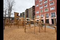 Bild In dem farbenfrohen Wohnquartier des Regensburger Vierteles fügt sich der Spielplatz für Kinder im Alter von 6 bis 12 Jahren gut ein.