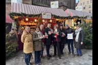 Bild Gemeinsam mit Umweltreferentin Britta Walthelm stellte Oberbürgermeister Marcus König am Donnerstag, 18. Dezember 2025, den fair produzierten Kuschelhasen „Albrecht“ vor. Mit dem Namen knüpft der Hase an den berühmten Dürer-Hasen an und ergänzt künftig das Sortiment der fair gehandelten Stadtprodukte Nürnbergs. Von links nach rechts: Isabell Galster, Bluepingu e. V., Brigitte Hanek-Ures, Fenster zur Welt, Dr. Jürgen Bergmann, Mission Eine Welt, Marcus König, Oberbürgermeister der Stadt Nürnberg, Britta Walthelm, Referentin für Umwelt und Gesundheit, Josephine Dransfeld, Geschäftsführerin Heunec, Steffen Kircher, Fair Toys Organisation, und Laura Nieweg, Fair Toys Organisation.