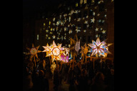 Bild Beim 75. Nürnberger Lichterzug sind rund 1 000 Schulkinder am Donnerstag, 11. Dezember 2025 von der Fleischbrücke am Christkindlesmarkt vorbei zur Burg gezogen.