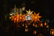 Bild Rund 1 000 Schulkinder sind anlässlich des 75. Lichterzugs der Stadt Nürnberg am Donnerstag, 11. Dezember 2025, von der Fleischbrücke am Christkindlesmarkt vorbei hinauf zur Burg gezogen.