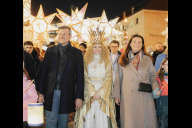 Bild An der Spitze des 75. Lichterzugs der Stadt Nürnberg zogen Oberbürgermeister Marcus König, das Nürnberger Christkind Nora Falk und Schulreferentin Cornelia Trinkl  (von links) am Donnerstag, 11. Dezember 2025 am Christkindlesmarkt vorbei auf den Ölberg.