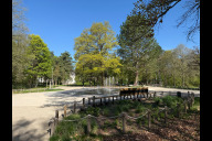 Bild Sör hat den zentralen Platz in der Grünanlage Ferdinand-Drexler-Weg fertiggestellt. Die große Platzmitte ist mit Bodensprudlern versehen.