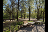 Bild Zahlreiche unterschiedliche Sitzmöglichkeiten am zentralen Platz und in den angrenzenden Bereichen der Grünanlage wurden geschaffen.