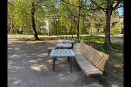 Bild Mehrere Spieltische in der neugestalteten Grünanlage Ferdinand-Drexler-Weg laden zum sozialen Miteinander ein.