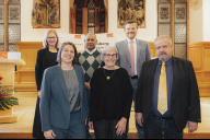 Bild Verleihung des „EhrenWert“-Preises zum Festakt des Internationalen Tags des Ehrenamts: Dr. Barbara Sterl, Stabstelle Bürgerschaftliches Engagement, Shakil Syed, Asha e. V., Oberbürgermeister Marcus König (obere Reihe v. li.); Sozialreferentin Elisabeth Ries, Jutta Rother, Mudra e. V., und Thomas Latteier, Bürgerhaus Treuchtlingen (untere Reihe v. li.).
