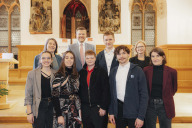 Bild Ehrung der „Youngagement“-Preisträgerinnen und -Preisträger zum Festakt des Internationalen Tags des Ehrenamts: Sozialreferentin Elisabeth Ries, Oberbürgermeister Marcus König, Felix Hasler, Katholische junge Gemeinde St. Maximilian Kolbe, Dr. Barbara Sterl, Stabstelle Bürgerschaftliches Engagement (obere Reihe, v. li.); Anja Schöpf und Lara Pichler, Cinnamon Society, Saskia Lützkendorf, Lacrima, Daniel Dreykorn, Katholische junge Gemeinde St. Maximilian Kolbe, und Lina Wagner, Jugendtanzensemble (untere Reihe v. li.). 