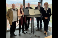 Bild Von links nach rechts: Künstler Dietmar Pfister, Elisabeth Sträter, Direktorin der Stadtbibliothek, Thorsten Brehm, Referent für Finanzen, Personal und IT der Stadt Nürnberg, Arne Zielinski, Direktor des Bildungscampus Nürnberg, und Prof. Dr. Julia Lehner, Zweite Bürgermeisterin der Stadt Nürnberg, mit zwei Werken von Dietmar Pfister, die sich bereits in der Sammlung der Stadtbibliothek befinden.