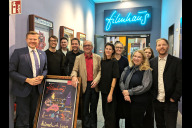 Bild Oberbürgermeister Marcus König (links) gratuliert dem Filmhaus-Team um Leiter Mikosch Horn (Mitte) und dem Leiter des KunstKulturQuartiers, Sebastian Wild (rechts), zum Lotte-Eisner-Preis.