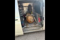 Bild Die rund 450 Kilogramm schwere Fliegerbombe aus dem Zweiten Weltkrieg ist unschädlich gemacht und wartet im Auto des Kampfmittelräumdiensts auf den Abtransport. Sprengmeister Michael Weiß und sein Team benötigten am Dienstag, 10. März 2026, 1 Stunde und 22 Minuten, bis die beiden Zünder des Blindgängers entfernt waren.   