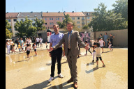 Bild Neuer Fontänenbrunnen auf dem Aufseßplatz: Oberbürgermeister Marcus König (re.) eröffnet zusammen mit Planungs- und Baureferent Daniel F. Ulrich die neue Anlage am heutigen Mittwoch, 31. Juli 2024. 