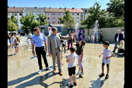 Bild Neuer Fontänenbrunnen auf dem Aufseßplatz: Oberbürgermeister Marcus König (re.) eröffnet zusammen mit Planungs- und Baureferent Daniel F. Ulrich die neue Anlage am heutigen Mittwoch, 31. Juli 2024. 