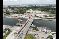 Bild Lückenschluss vollzogen: Am Dienstag, 30. Juni 2026, hat das Projekt Hafenbrücken eine weitere Hürde genommen. Das 75 Meter lange und 520 Tonnen schwere Brückenteil befindet sich an Ort und Stelle.