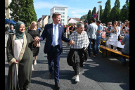 Bild Die beiden Preisträgerinen des Nürnberg Menschenrechtspreises 2025 (v. links) Laila AlSheikh und Robi Damelin werden von Oberbürgermeister Marcus König nach der Menschenrechtspreisverleihung am Sonntag, 21. September 2025, bei ihrem Gang über die Friedenstafel begleitet.