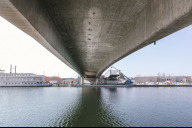 Bild Die Frankenschnellwegbrücke bleibt aus Gründen der Verkehrssicherheit bis zu ihrem Abbruch vollständig gesperrt. Die bereits im Bau befindliche neue Brücke (rechts im Bild) wird im August 2027 fertiggestellt. 