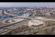 Bild Die Frankenschnellwegbrücke bleibt bis zu ihrem Abbruch vollständig gesperrt. Verkehrsteilnehmende auf dem Frankenschnellweg können die Sperrung über die Anschlussstelle Nürnberg-Hafen-Ost umfahren. Sör erarbeitet zur Zeit - unter Mithilfe des Verkehrsplanungsamts - ein Konzept, wie der Verkehr im Umfeld der Hafenbrücken spürbar entlastet werden kann.