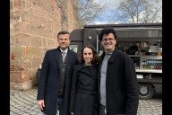 Bild Im Heuturm am westlichen Ende der Insel Schütt entsteht eine neue gastronomische Nutzung (von links): Oberbürgermeister Marcus König, Wirtschafts- und Wissenschaftsreferentin Dr. Andrea Heilmaier sowie Özgür Cam, Geschäftsführer Espressolab, am Dienstag, 17. März 2026, vor dem historischen Heuturm. 