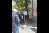 Bild Stilles Gedenken zum 25. Todestag von Abdurrahim Özüdoğru am Tatort in der Gyulaer Straße mit Oberbürgermeister Marcus König  und der Türkischen Generalkonsulin Fatma Taşan Cebeci.