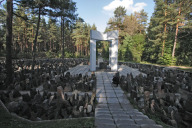 Bild Auf der Gräber- und Gedenkstätte im Wald von Bikernieki bei Riga befinden sich 55 größere und kleinere Massengräber (Foto aus dem Jahr 2006). Schätzungsweise 35 000 bis 40 000 Menschen wurden im Zweiten Weltkrieg im Hochwald von Riga ermordet.