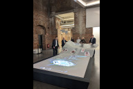 Bild (V. r. n. l.): Oberbürgermeister Marcus König, Bürgermeisterin Prof. Dr. Julia Lehner, Dr. Melanie Wager, Kuratorin der neuen Dauerausstellung, Dr. Martina Christmeier, Kuratorin der neuen Dauerausstellung, Dr. Thomas Eser, Direktor der Museen der Stadt Nürnberg, und Dr. Imanuel Baumann, Leiter des Dokumentationszentrums Reichsparteitagsgelände, enthüllen das Geländemodell im Dokumentationszentrum Reichsparteitagsgelände.