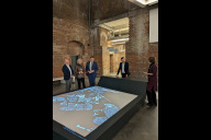 Bild (V. l. n. r.): Dr. Thomas Eser, Direktor der Museen der Stadt Nürnberg, Bürgermeisterin Prof. Dr. Julia Lehner, Oberbürgermeister Marcus König und Dr. Imanuel Baumann, Leiter des Dokumentationszentrums Reichsparteitagsgelände, erhalten von Dr. Martina Christmeier, Kuratorin der neuen Dauerausstellung, Erläuterungen zum Geländemodell.