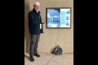 Bild Bürgermeister Christian Vogel vor der ersten exemplarischen Geschichtstafel für die ehemalige Frauenschwimmhalle im Volksbad.