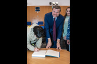 Bild Am Dienstag, 5. November 2024, tragen sich Schülerinnen und Schüler zum ersten Mal in das "Goldene Gästebuch der Stadt Nürnberg" für Kinder ein.