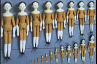 Bild Klassische Grödnertaler Gliederpuppen, die auch im Spielzeugmuseum Nürnberg zu sehen sind.