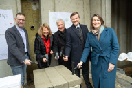 Bild Am Dienstag, 13. Januar 2026, haben ( v. li.) Planungs- und Baureferent Daniel F. Ulrich, Dagmar und Hans Rudolf Wöhrl von der Emanuel Wöhrl-Stiftung, Oberbürgermeister Marcus König und die Referentin für Jugend, Familie und Soziales, Elisabeth Ries, den Grundstein für den Neubau des zweigruppigen Kindergartens „Emanuel-Wöhrl-Kinderhaus“ gelegt. 