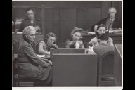 Bild Hanna Solf (links) 1947 während des Nürnberger Juristenprozesses. Dort sagte sie gegen den ehemaligen Oberreichsanwalt Ernst Lautz aus, der sie vor dem Volksgerichtshof angeklagt hatte. 