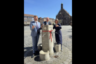 Bild Von links: Nürnbergs Oberbürgermeister Marcus König, Bürgermeister Christian Vogel und die Referentin für Umwelt und Gesundheit, Britta Walthelm, haben am Montag, 12. Mai 2025, den den Yoshimi-Hashimoto-Brunnen als neuen Trinkbrunnen auf dem Hauptmarkt der Öffentlichkeit übergeben.