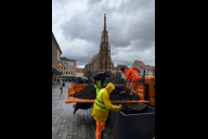 Bild Nach dem Aufstellen der mobilen Baumkübel an der Westseite des Hauptmarkts am Montag, 23. Februar 2026, werden diese mit Erde befüllt. Die Bäume werden in den nächsten Tagen eingepflanzt.